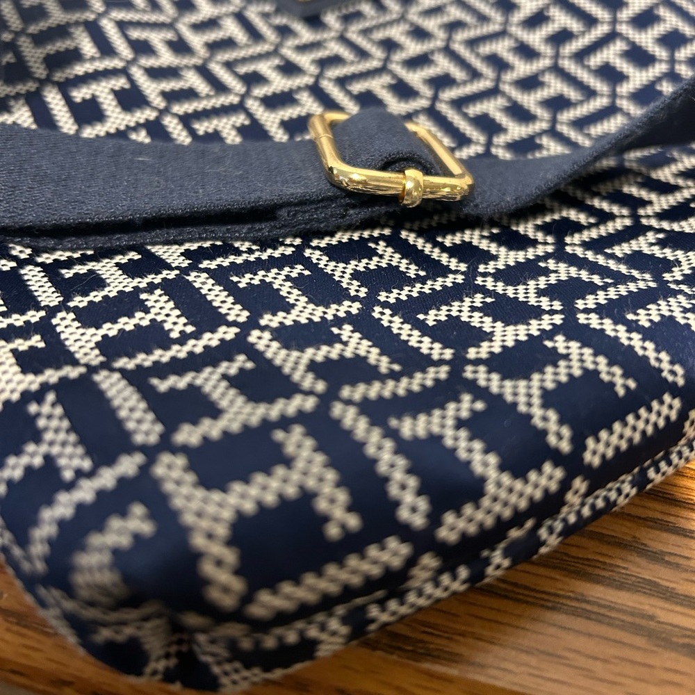 Tommy Hilfiger Crossbody Purse - Picture 5 of 12